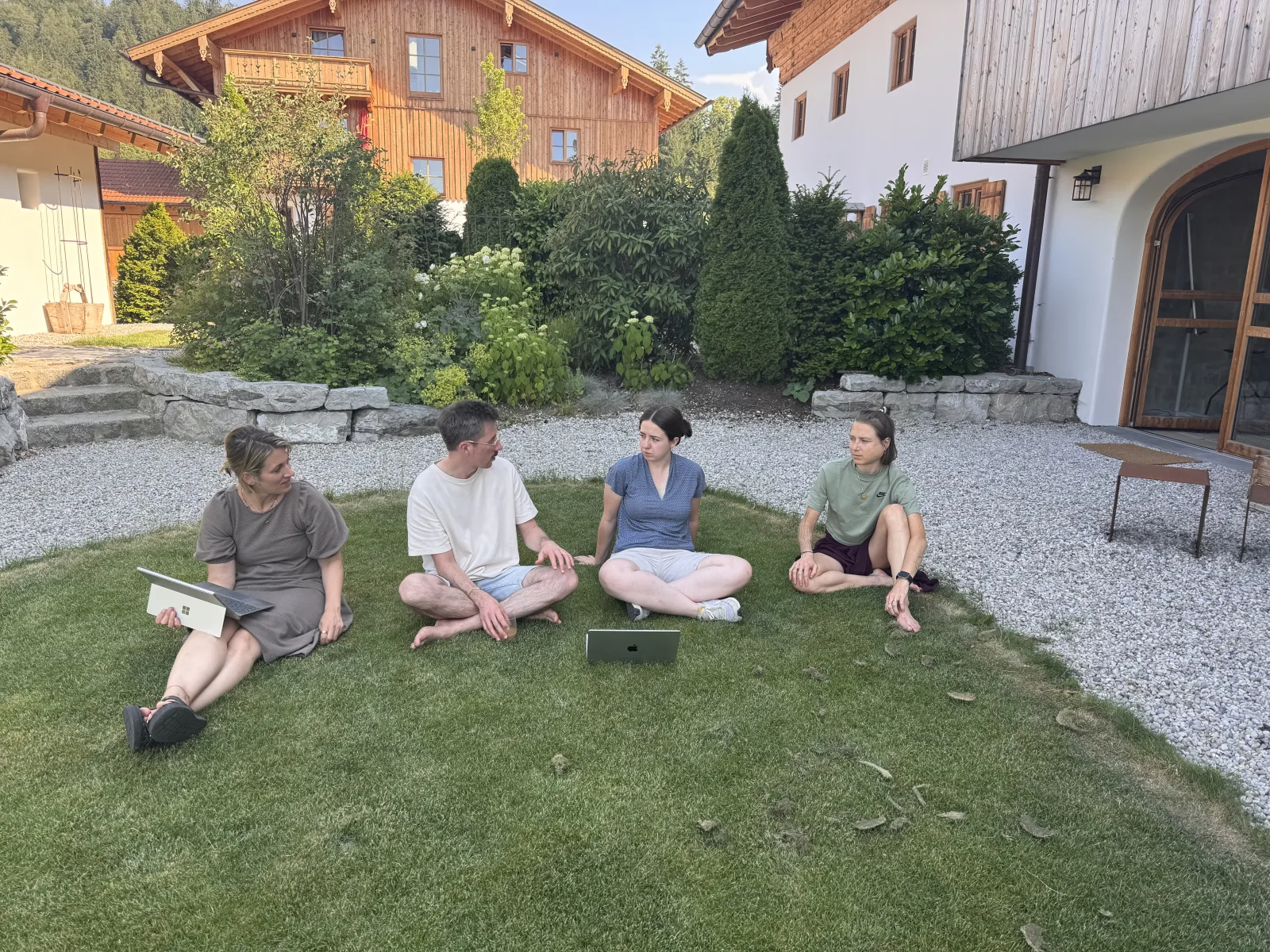 Teilnehmerinnen und Coaches beim AI Weekender in Bayrischzell