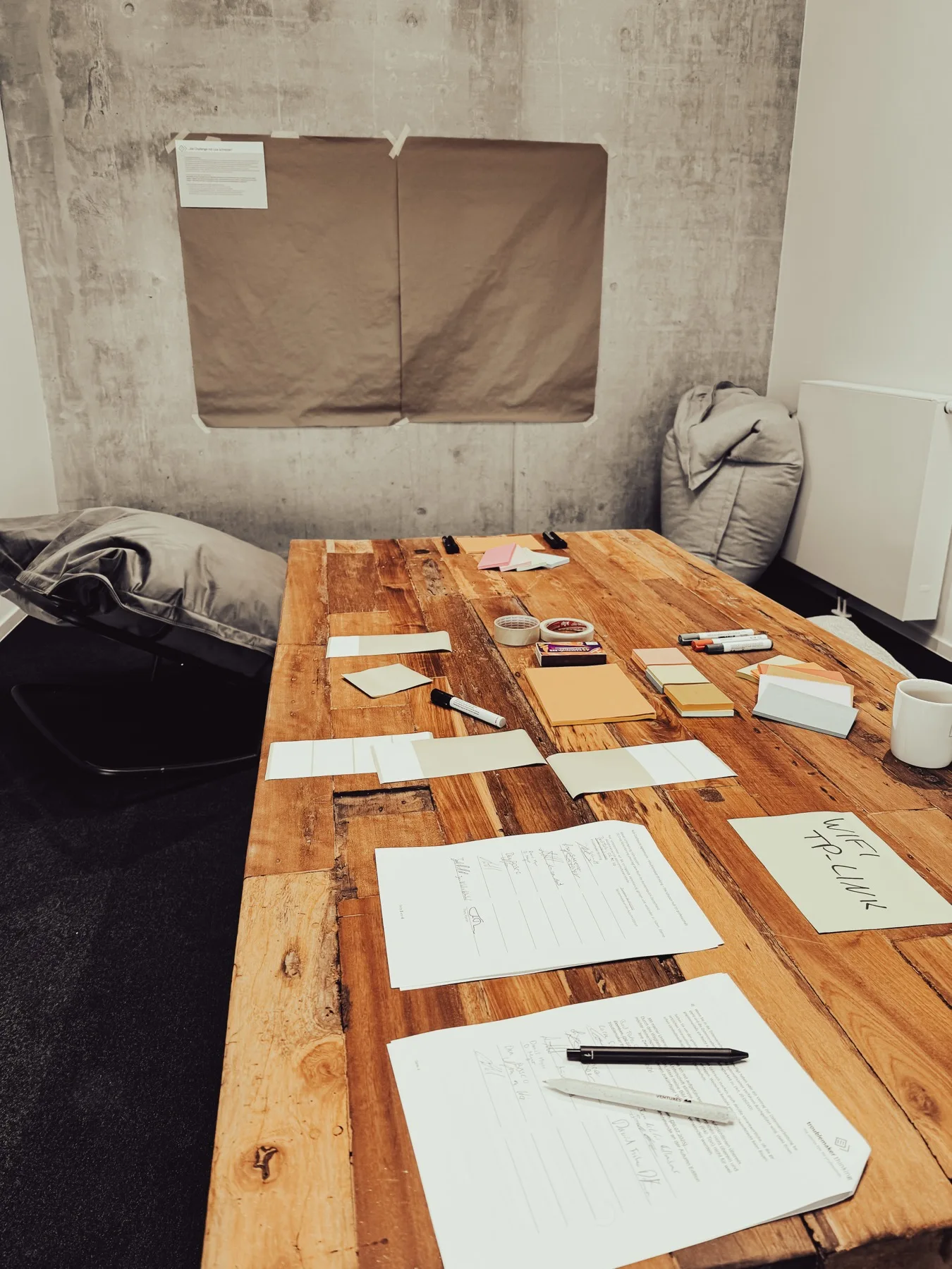 Vorbereiteter Workshop-Tisch mit Arbeitsmaterialien und Notizen