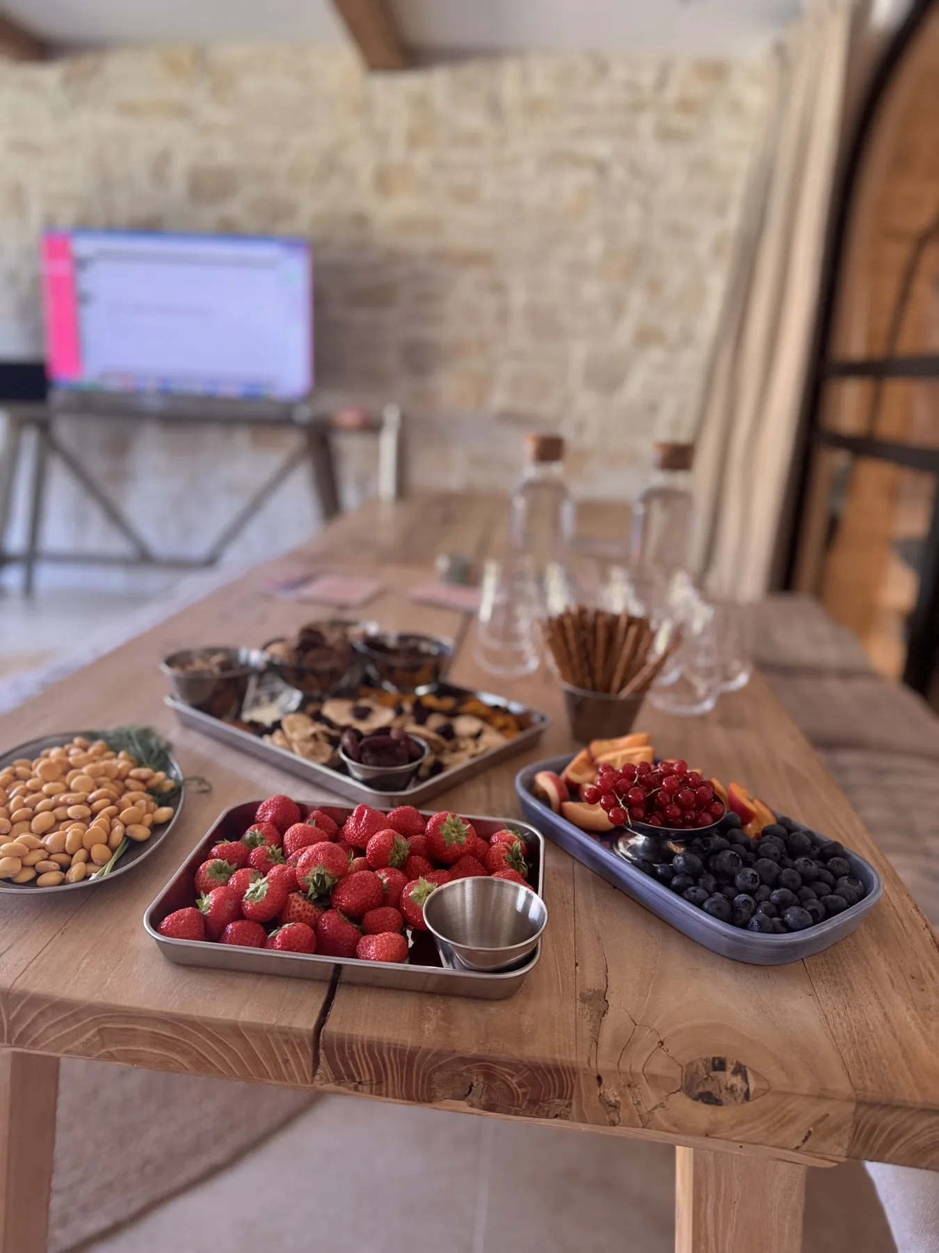 Obst und kleine Snacks auf einem langen Holztisch