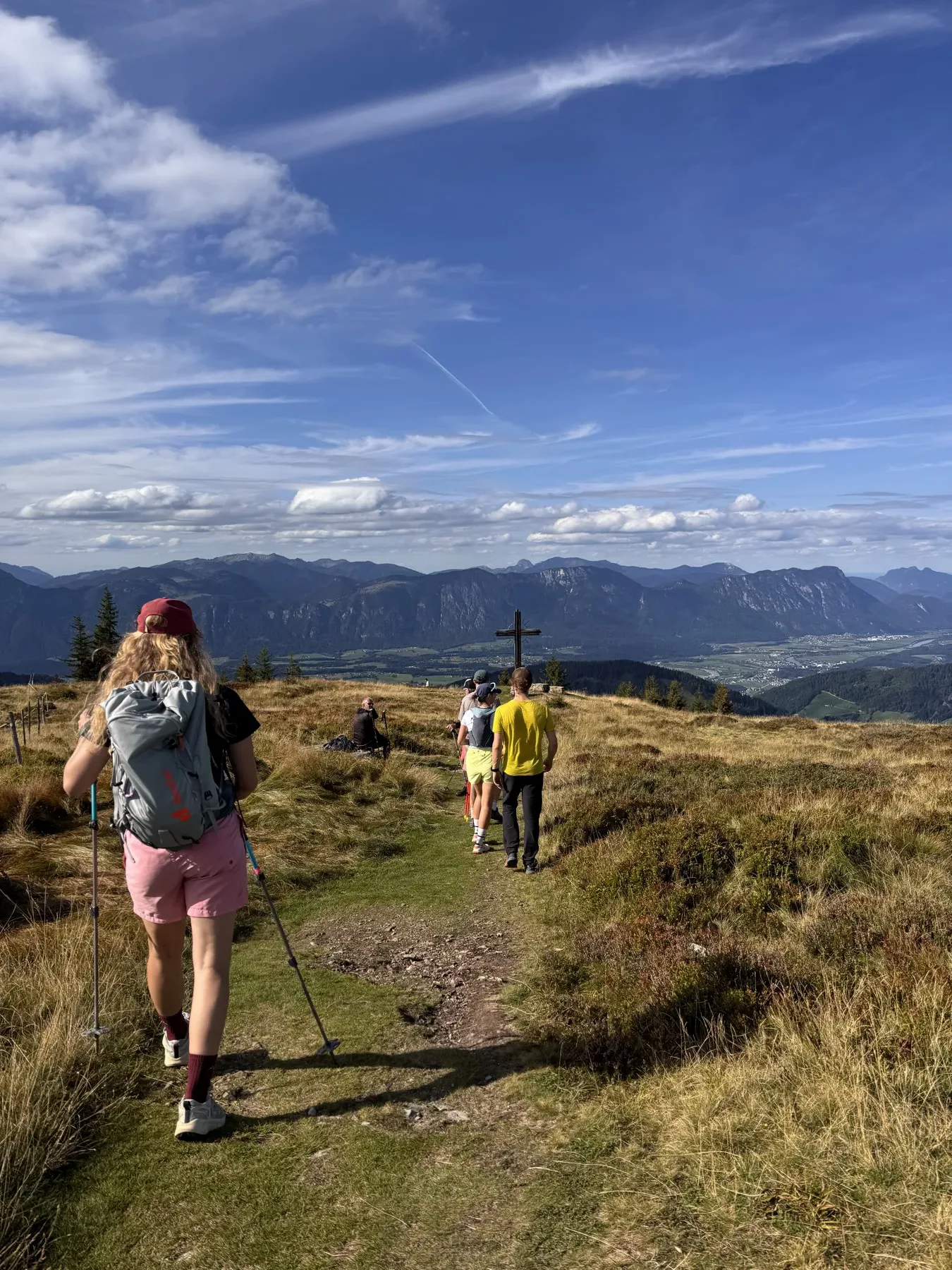 Gruppe bei einer Wanderung mit Blick über die Berge