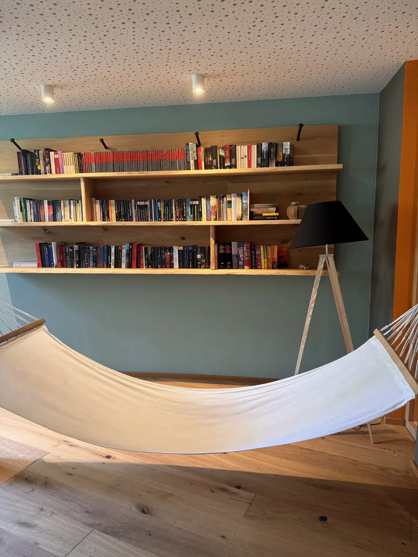 Ruhiger Rückzugsort mit Hängematte und Bücherwand