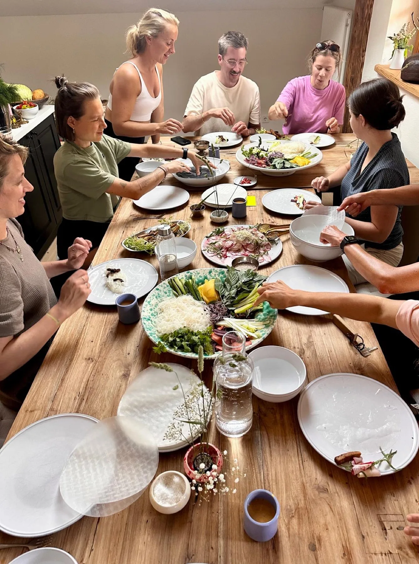 Creatorinnen und Creator essen gemeinsam an einer langen Tafel beim Vegan Creator Circle