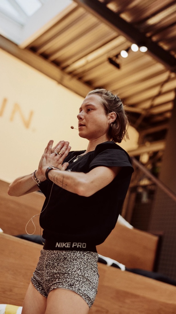 Sophie Friedrich leitet ein Training an