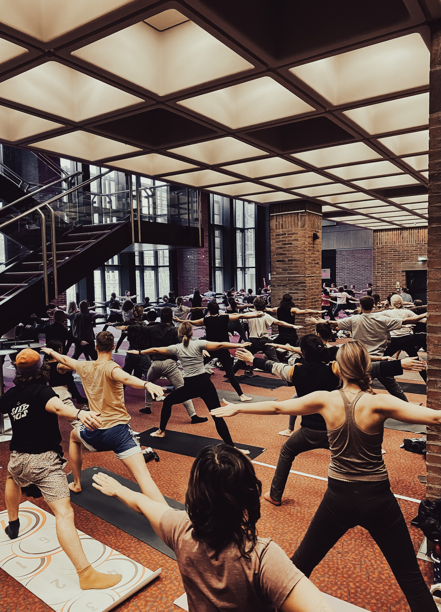 Warrior-Sprint in industrieller Halle