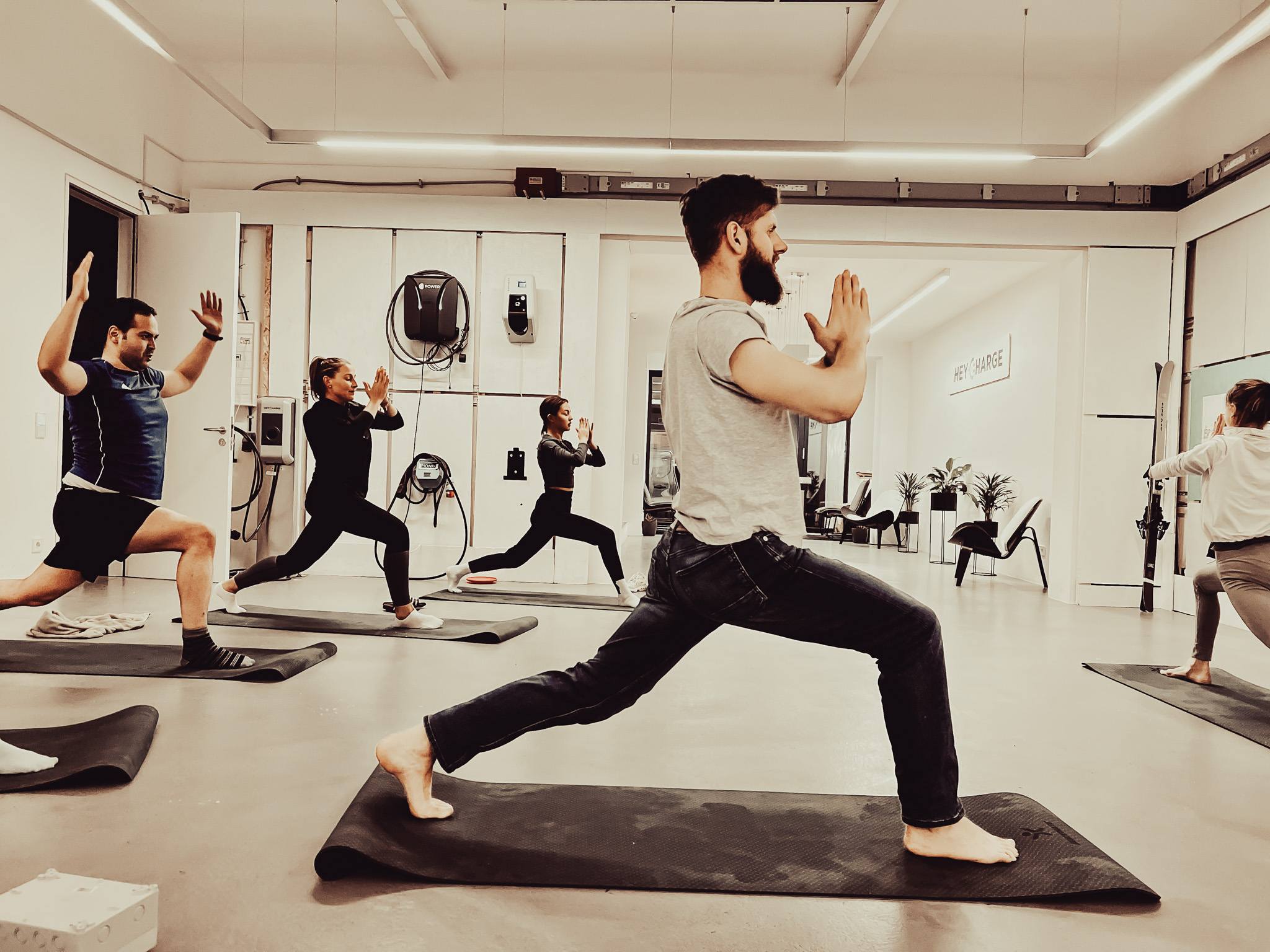 Yoga-Klasse mit gemischter Gruppe