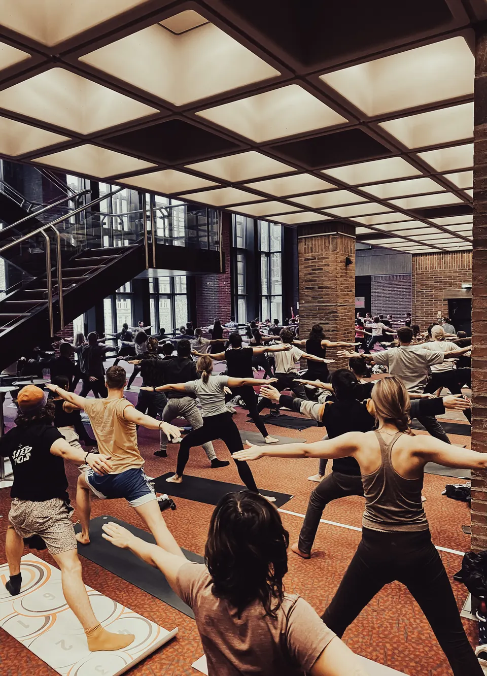 Warrior-Sprint in industrieller Halle