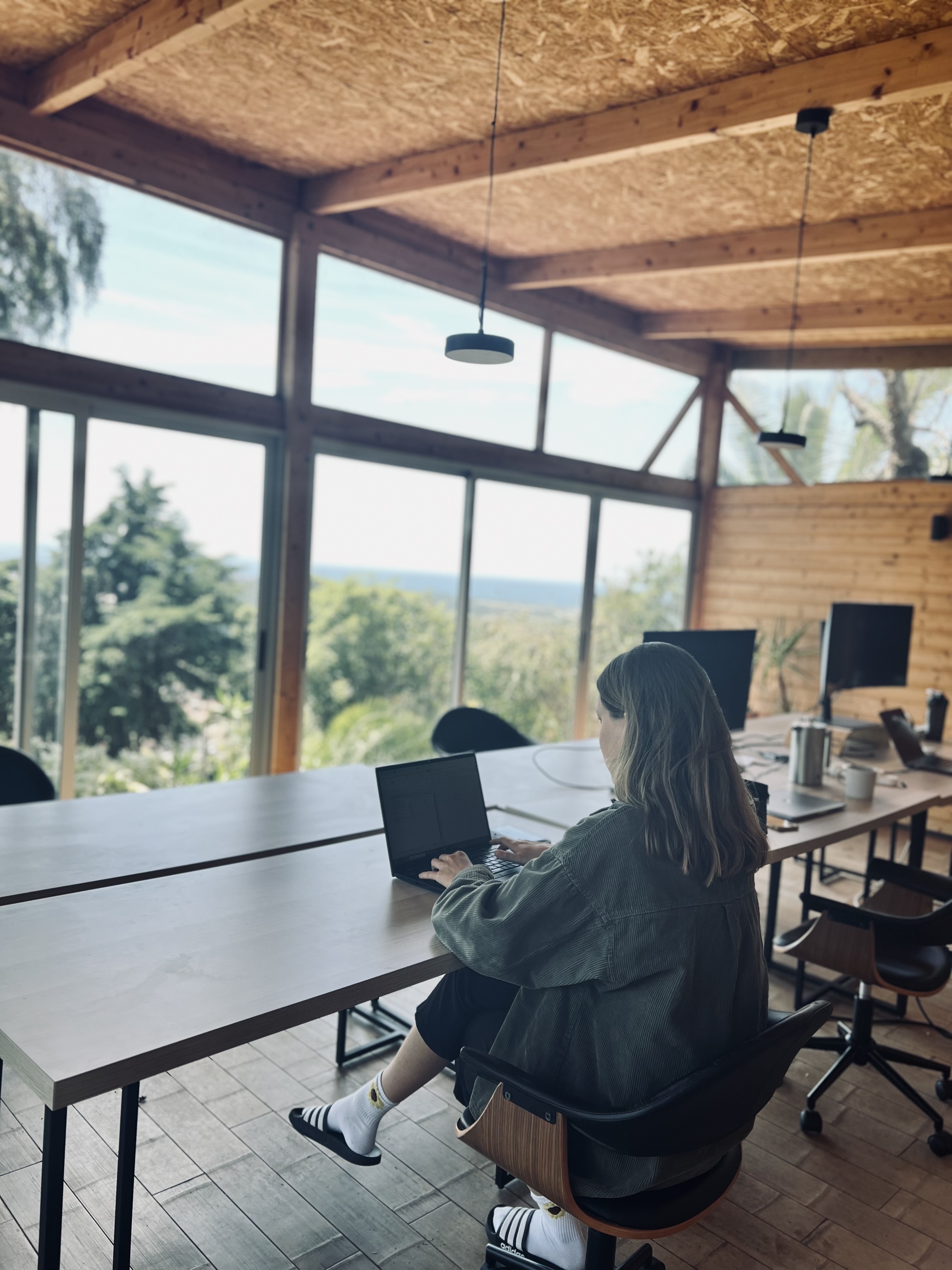 Workspace mit Bergblick